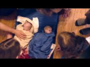 Vrouw bevalt staand in woonkamer van tweeling en alles staat op film staand bevallen tweeling