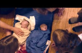 Vrouw bevalt staand in woonkamer van tweeling en alles staat op film staand bevallen tweeling