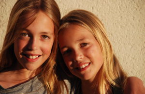 Waarom zijn tweelingen zo gewild als model? tweeling model