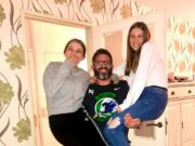 Tip: je tweeling optillen voor de verjaardagsfoto (zoals deze tweelingpapa) optillen verjaardagsfoto