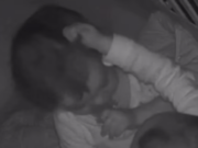 Deze tweeling kan heel goed knuffelen… en vechten vechten tweeling