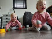 Een jonge tweeling: wat je nooit hoort (maar wel herkent) jonge tweeling