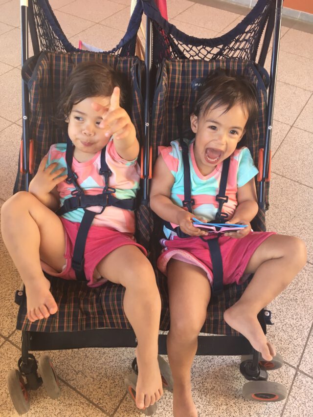 7 dingen die je leert van een vakantie met een peutertweeling vakantie peutertweeling