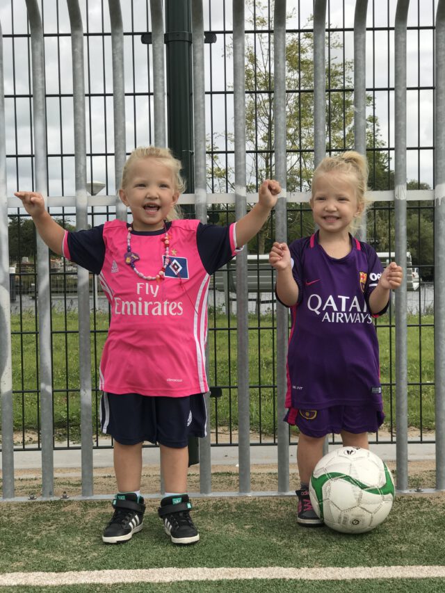 Superfan vernoemt tweeling naar zijn voetbalheld tweeling voetbalheld