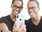 Tweelingen houden iPhone voor de gek tweeling voor de gek