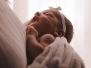 Tweeling geboren in verschillende jaren: eentje in 2023 en eentje in 2024 tweeling verschillende jaren