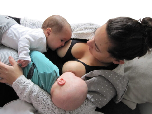 Met deze tips wordt borstvoeding geven aan je tweeling makkelijker borstvoeding tweeling tips