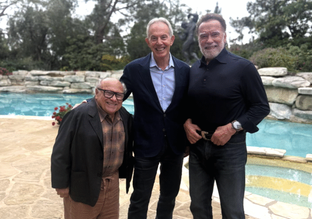 Twins-reünie voor 'tweeling' Arnold Schwarzenegger en Danny DeVito Twins Schwarzenegger DeVito