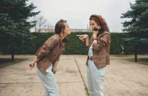 Kun je het woord tweeling gebruiken voor één persoon? tweeling individu