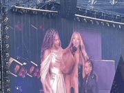 Beyoncé feliciteert jarige tweeling tijdens concert tweeling Beyoncé jarig