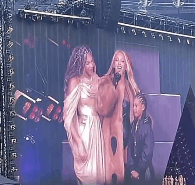 Tweeling Beyoncé jarig - zangeres feliciteert ze tijdens concert tweeling Beyoncé jarig